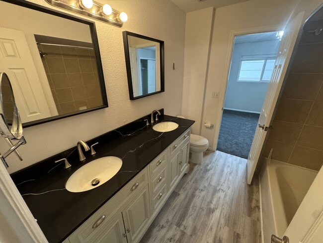 Building Photo - Move-In Ready 2 Bed Townhome | New Carpet | 2 Parking Spaces