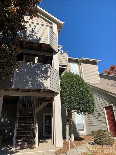 Building Photo - 2519 Stockbridge Dr