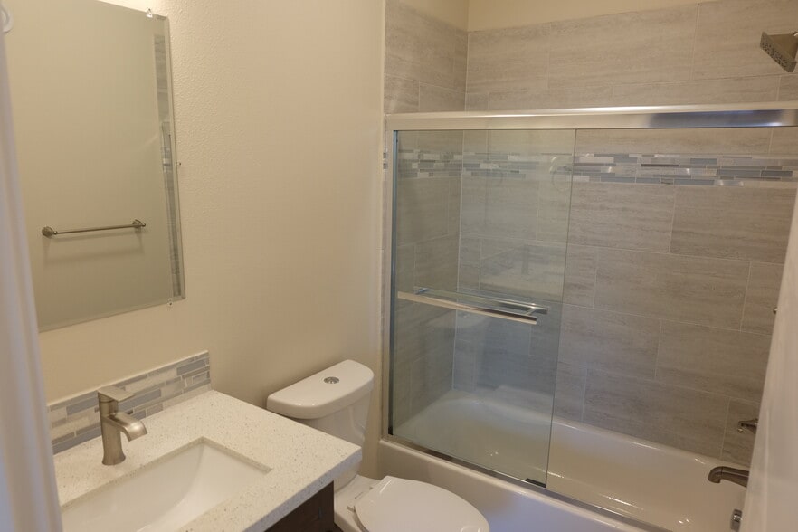 Building Photo - 5883 NE Failing St