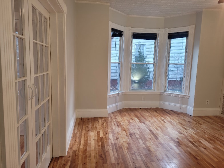 Building Photo - 37 Byron St