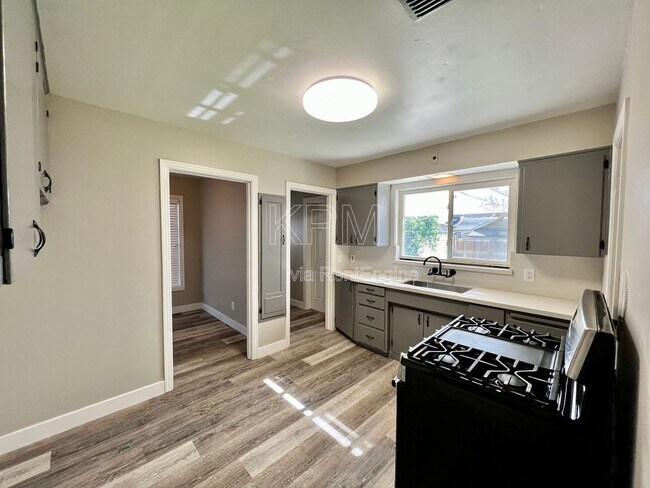 Building Photo - 636 S Tuxedo Ave