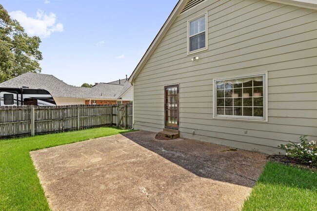 Building Photo - 8604 Sandpoint Dr
