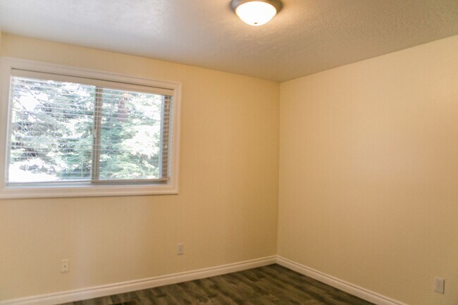 Building Photo - 4 bedroom 3 bath house for rent- Great location in Milwaukie, OR!