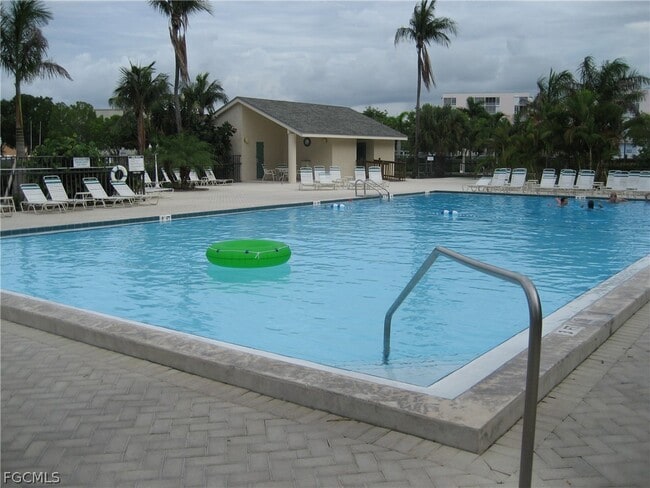 Building Photo - 5245 Cedarbend Dr