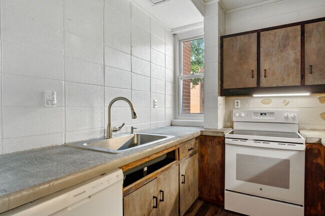 Building Photo - 3 bed/2 bath. Close to Campus. Pet Friendly.