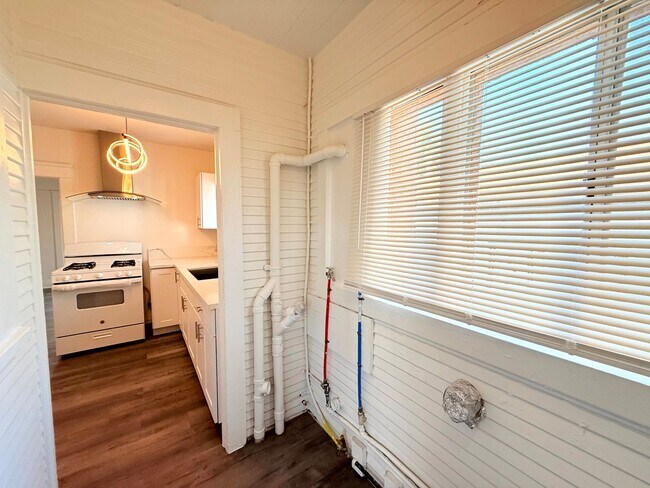 Building Photo - 1908-1910.5-19105 Daly St