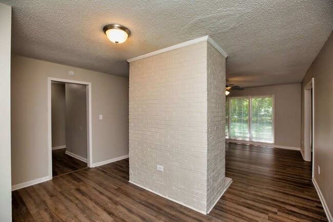 Building Photo - ** 4 Bed 2 Bath located in Ridgefield **Call 334-366-9198 to schedule a self tour