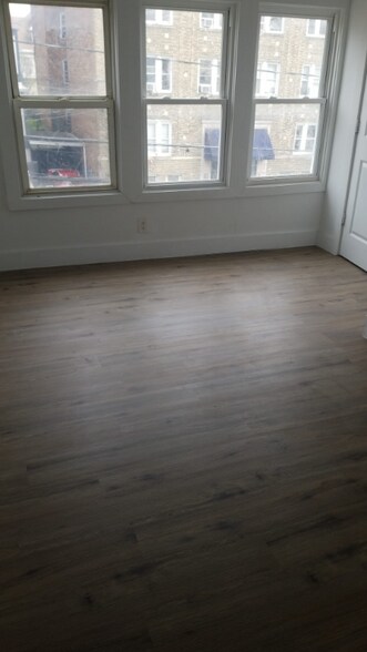 Building Photo - 875 S 14th St