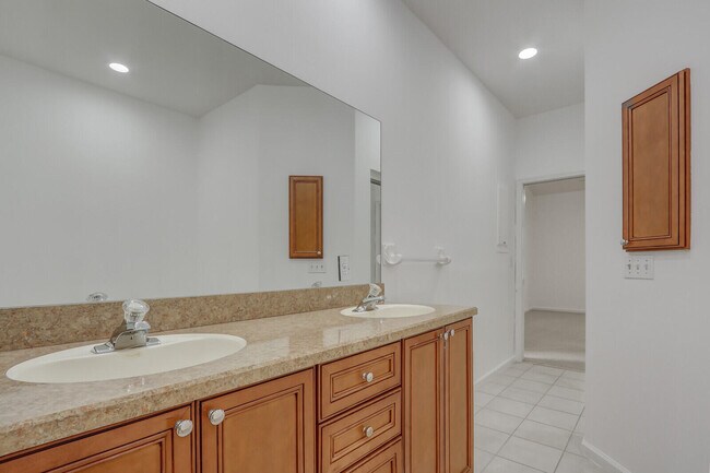 Building Photo - 479 Tequesta Dr