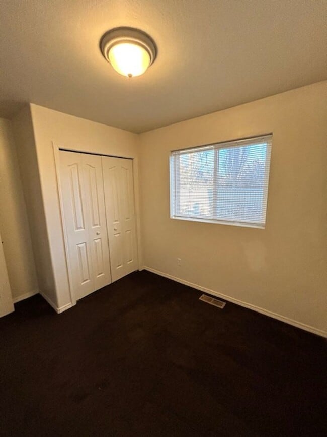 Building Photo - 3 Bedroom 2 Bathroom Centrally Located Tow...