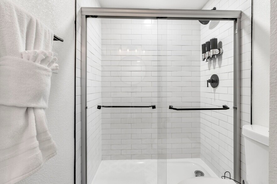 Upper Unit Primary Bathroom - 4720 Federal Blvd