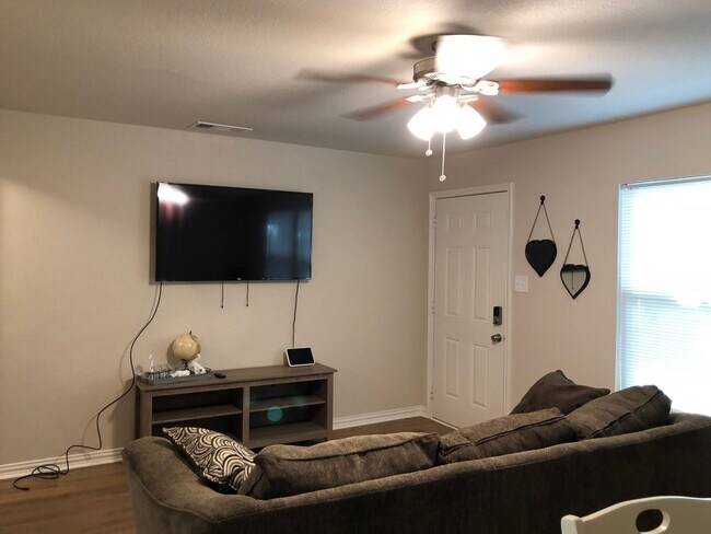 Building Photo - Move in Ready - 3 bedroom 2 bath 1 car garage