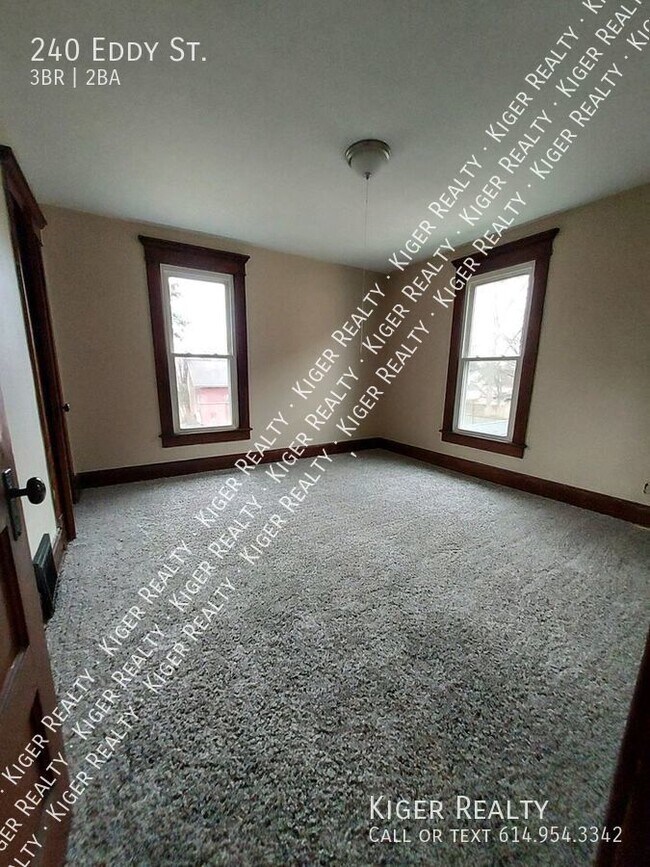 Building Photo - Large 3 Bedroom Home