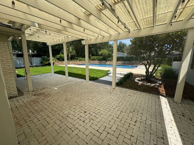 Building Photo - Gulf Breeze Proper - 5 bedroom, 3.5 bathro...