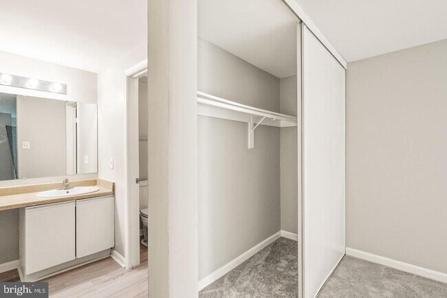 Building Photo - 4401 Pembrook Village Dr