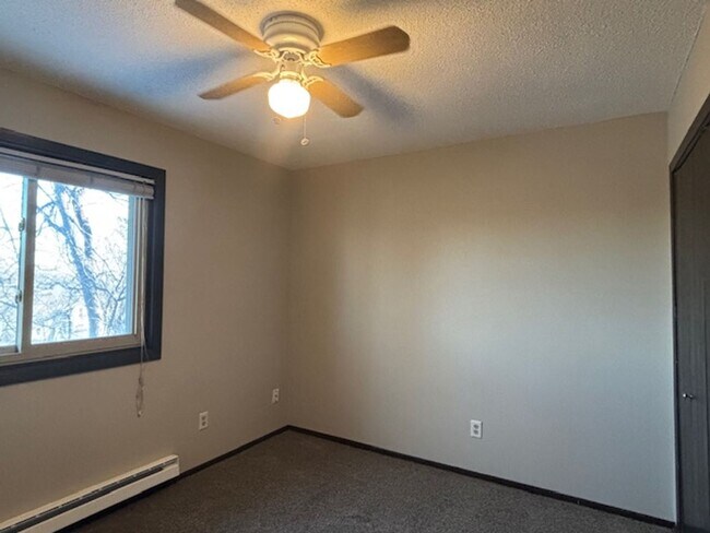 Building Photo - Awesome 2 BR/1.5 BA Townhome in St. Paul!