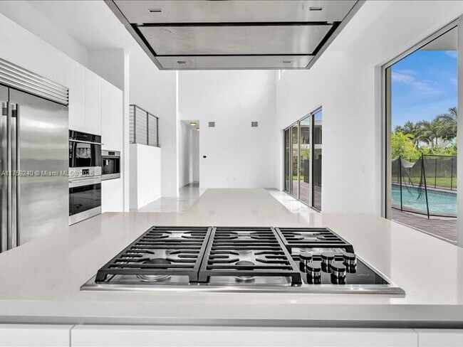 Building Photo - 16644 Botaniko Dr N