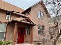 Building Photo - Charming 2 Bed 1 Bath Duplex Located in the Mansion District!