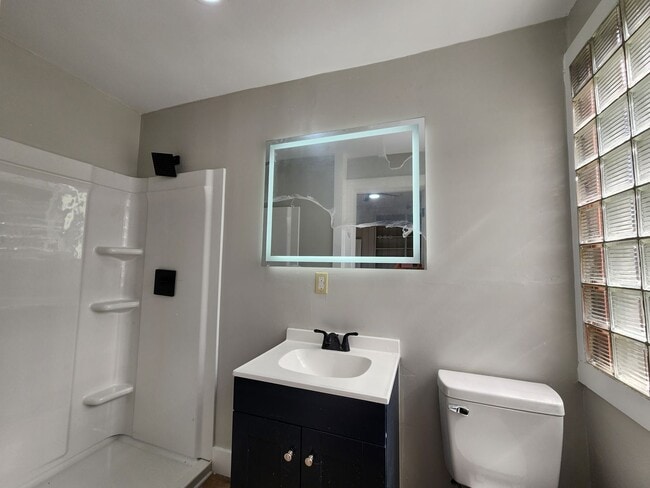 Building Photo - House W/ 2 Individual Units !