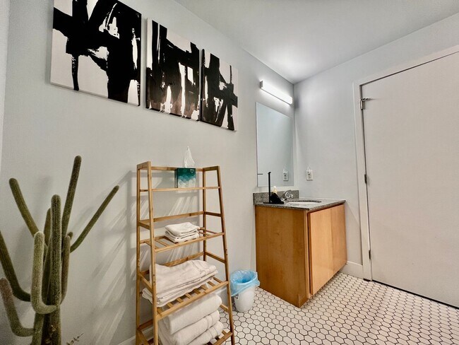 Building Photo - ?Kings Island Loft w/ Brewery, River, Bike...