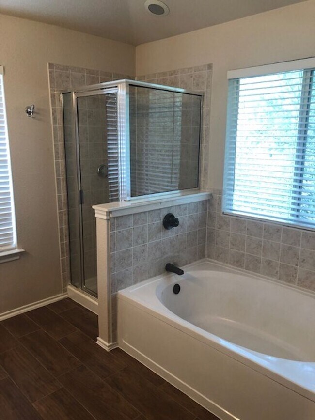 Building Photo - Beautiful home in gated community