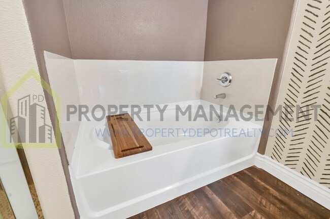 Building Photo - Spacious 2 (or 3!) Bed Condo in Gated Community