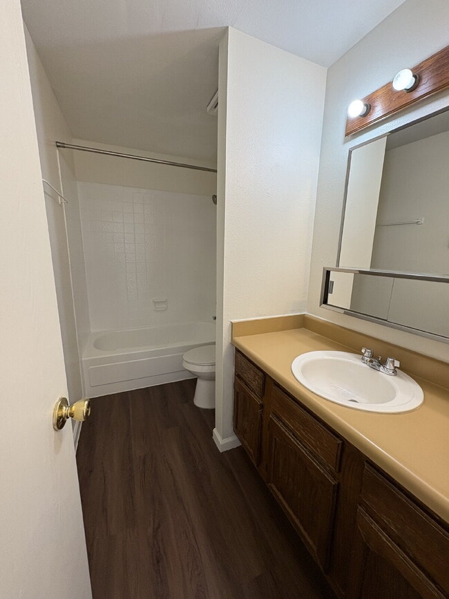 Building Photo - 2 bedroom duplex with garage - Bennett