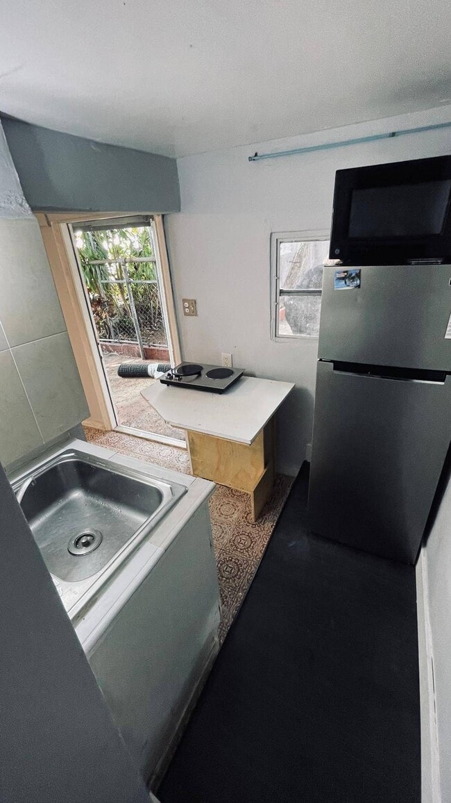 Building Photo - 605 SW 24th Ave