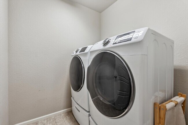 Building Photo - Beautiful 3 bedroom, 3 bath home backs to ...