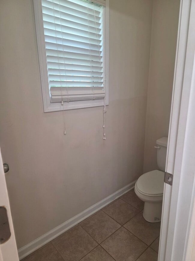Building Photo - Nice 3 bedroom, 2 bath home with 2 car gar...