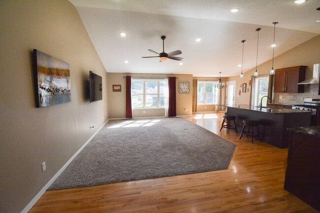 Building Photo - Spacious and Stunning 5 Bed 4 Bath For Ren...
