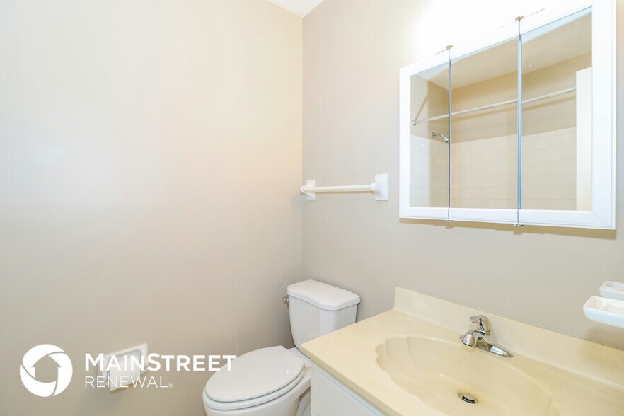 Building Photo - 5829 Lake Port Dr