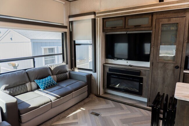 Building Photo - Turn-Key Park Model in Yuma Foothills – Fu...