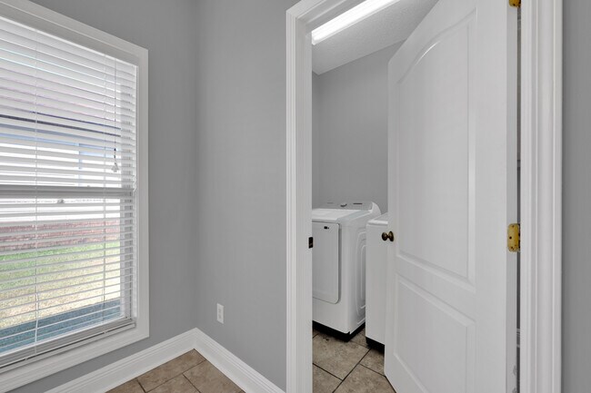 Building Photo - 472 Prairie Field Dr