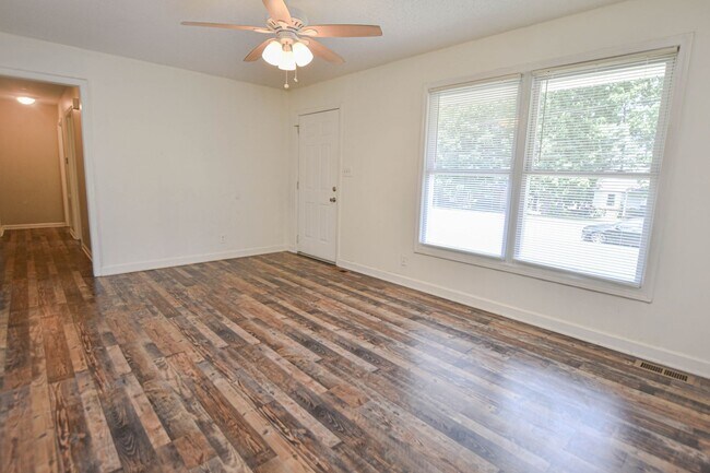 Building Photo - Updated Three Bedroom!
