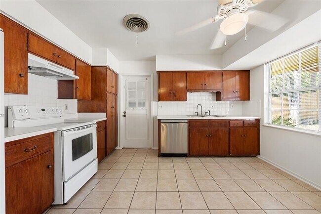 Building Photo - 6706 Willamette Dr