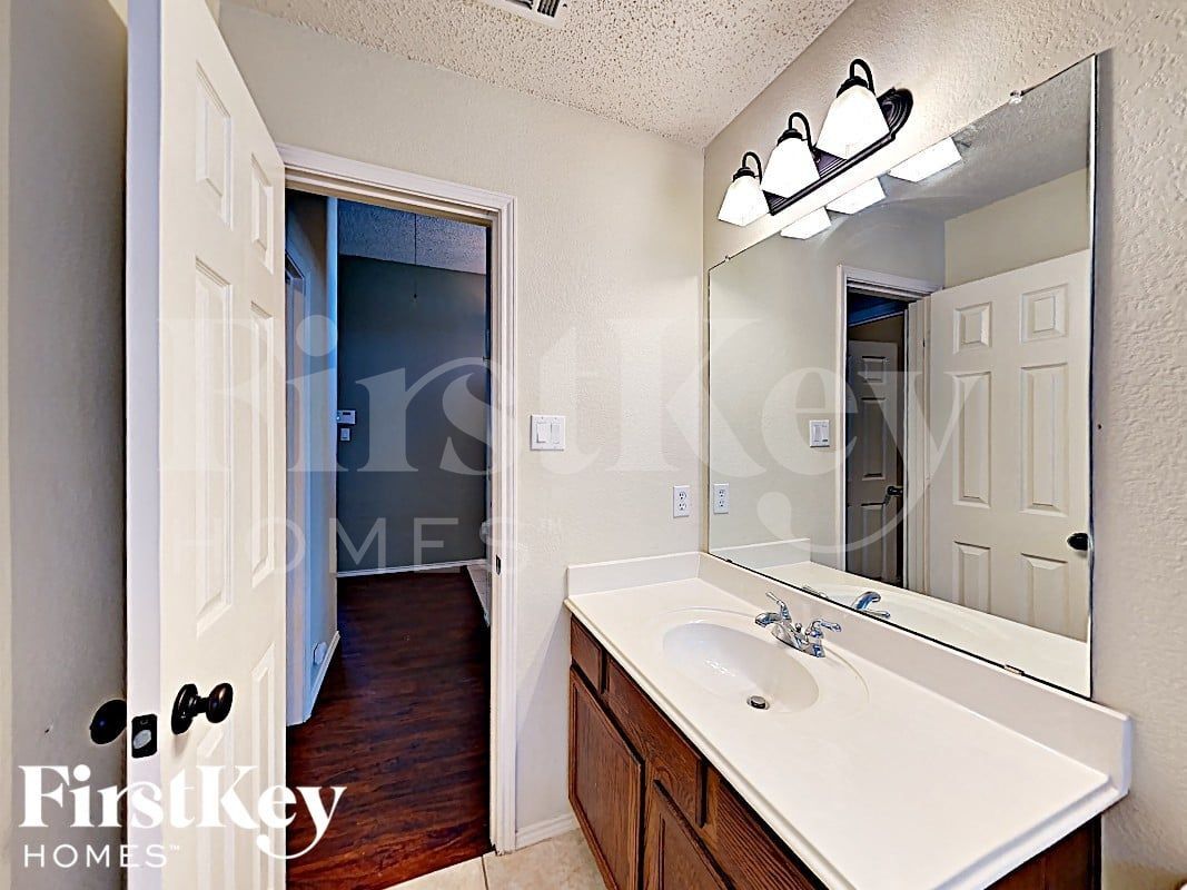 Building Photo - 516 Pineview Ln