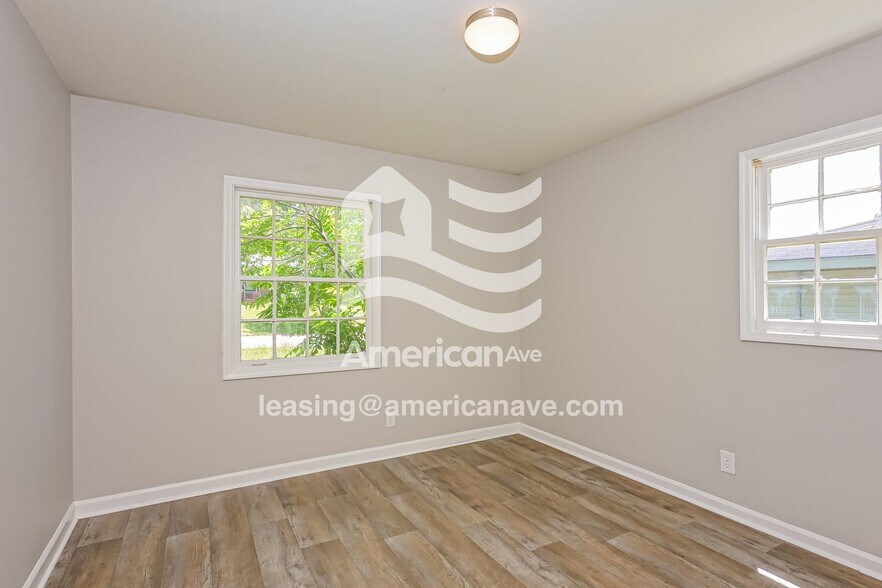 Building Photo - 4059 W Oak Dr