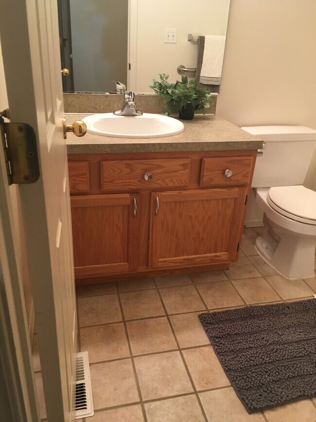 Building Photo - Your Terrace Heights Retreat- Spacious com...