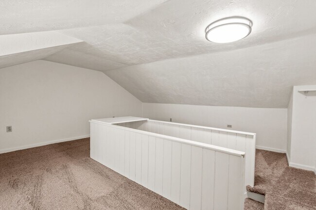Building Photo - Stunning 3 bedroom home in South Side avai...