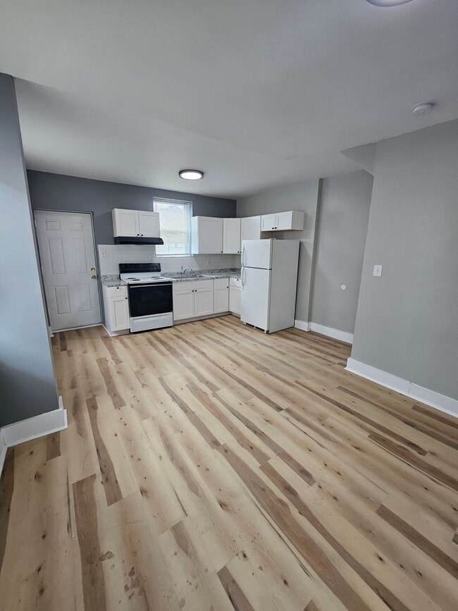 Building Photo - Charming row home in Chester, voucher holders welcome!