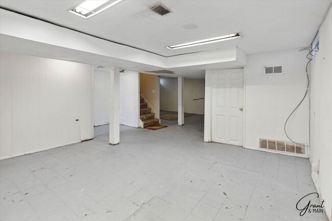 Building Photo - $1,200/month - 2 Bed 1.5 Bath in Warren, Detroit