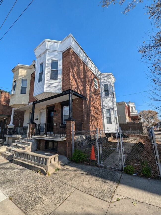 Building Photo - Gorgeous Home - West Philadelphia