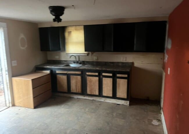 Building Photo - Handy Man Special! - $390 Month / $800 Down