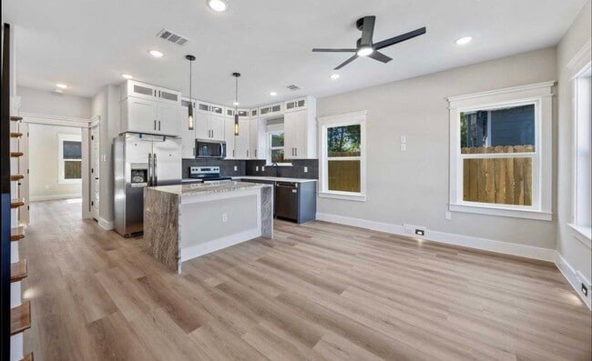 Building Photo - 4624 Mayflower St