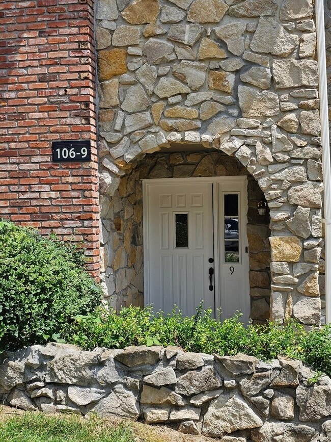 Building Photo - 106 E Green Meadows Rd., Apt. 9