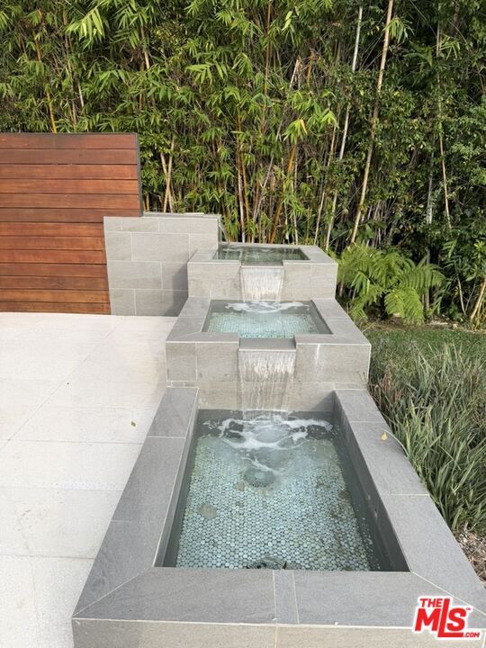 Building Photo - 1232 Sunset Plaza Dr