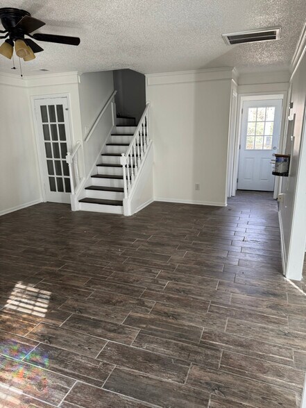 Building Photo - 245 Teesdale Ct