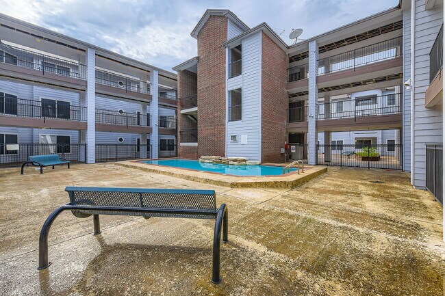Building Photo - "Charming 1-Bedroom Haven in Austin's Hear...