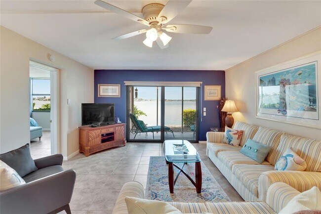 Building Photo - 7700 Sun Island Dr S